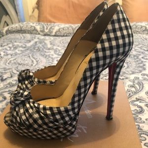 Loubiton peep toe pumps!